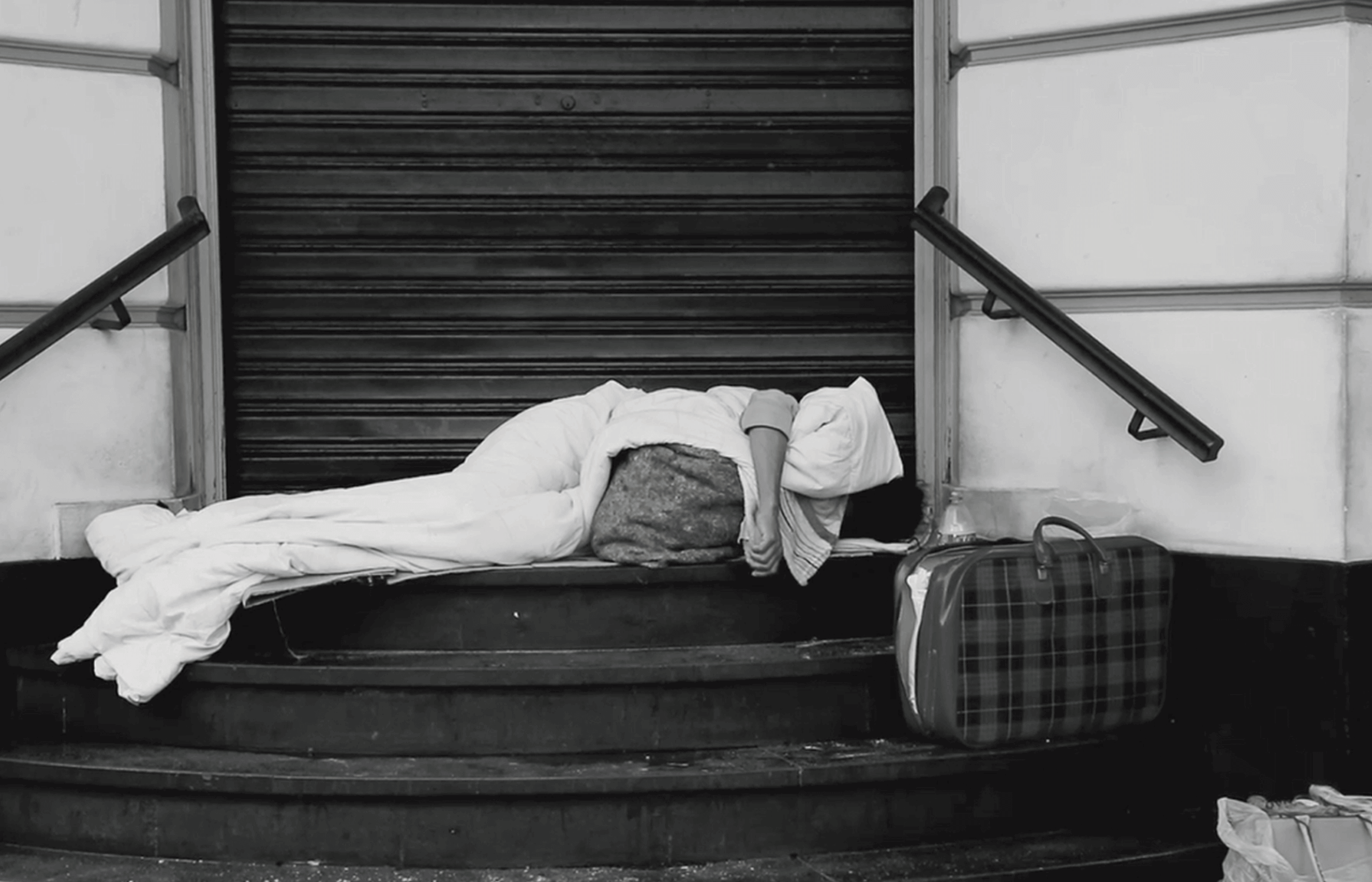 Pessoa deitada na rua