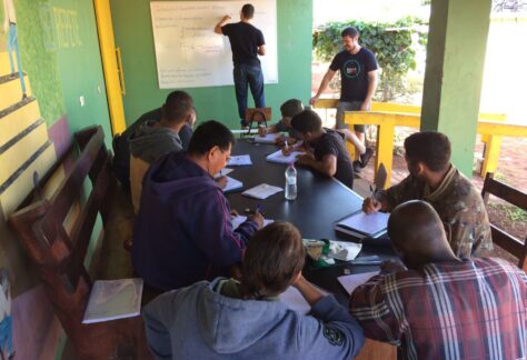Os acolhidos do polo de Campo Grande - MS, em parceria com a Clínica da Alma, recebem aulas de matemática.
