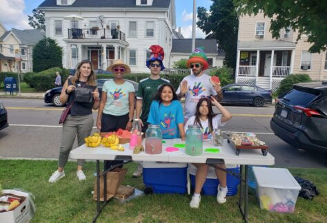 Nos Estados Unidos, as ações semanais de entrega de refeições, garrafas de água, limonada e sobremesas são realizadas em Vegas, Denver e Boston. Além disso, outros eventos como um “yard sale” (venda de garagem) em Boston e vendas de cestas de café da manhã ajudam a arrecadar fundos para manter as atividades do polo.