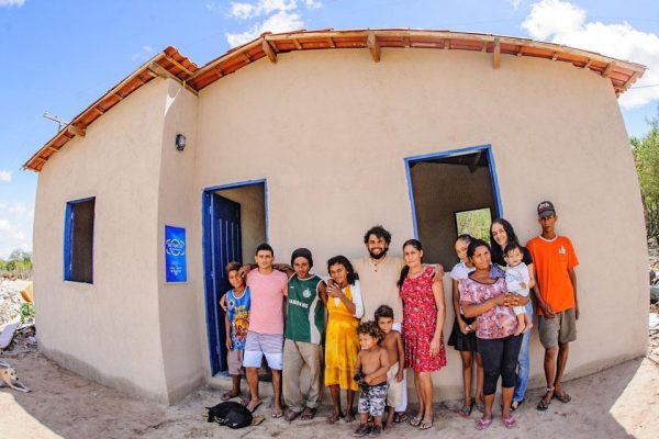 foto-menor_casa-entregue-retratos-de-esperanca-bismarkaraujo-abraco-fraternidadesemfronteiras